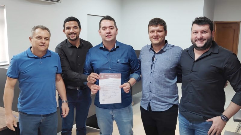 Vereadores entregam pedidos a deputado.