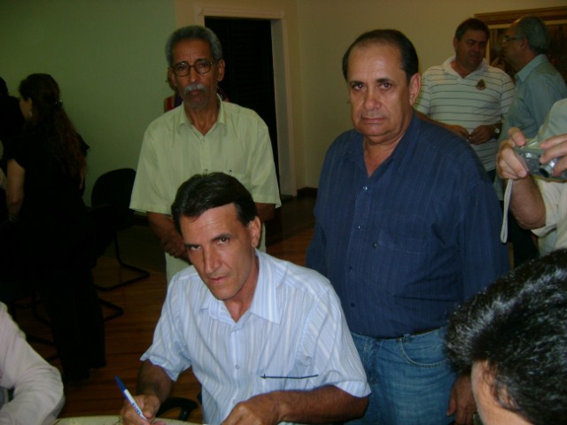 Prefeitura assina convênios de R$ 700 mil com a Caixa para obras no município.