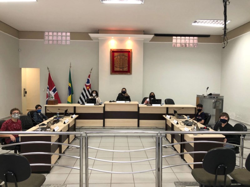 Vereadores mirins realizam primeira sessão da legislatura e votam composição da Mesa Diretora.