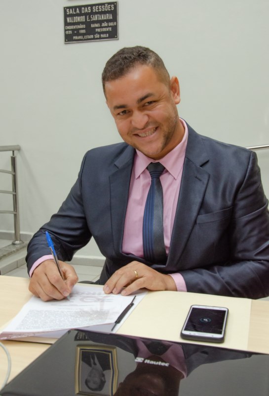 Vereador DJ Bolinha renuncia ao mandato na Câmara.