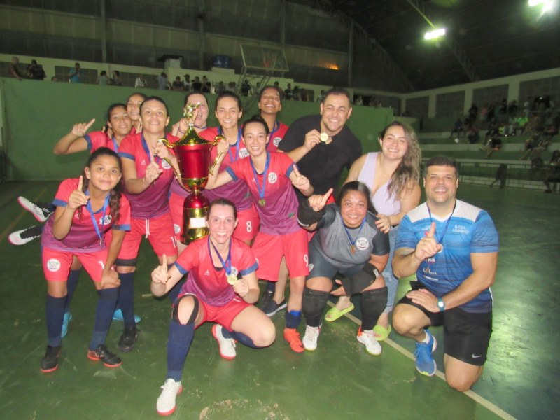 Vereador prestigia final do quadrangular de futsal feminino.