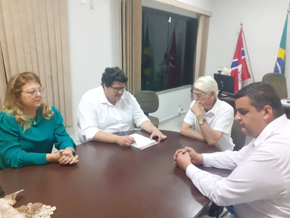 Câmara cassa mandato da prefeita e empossa vice.