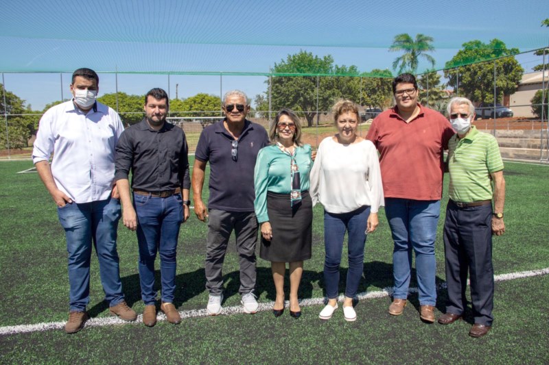 Vereadores participam de inauguração de mini campo.