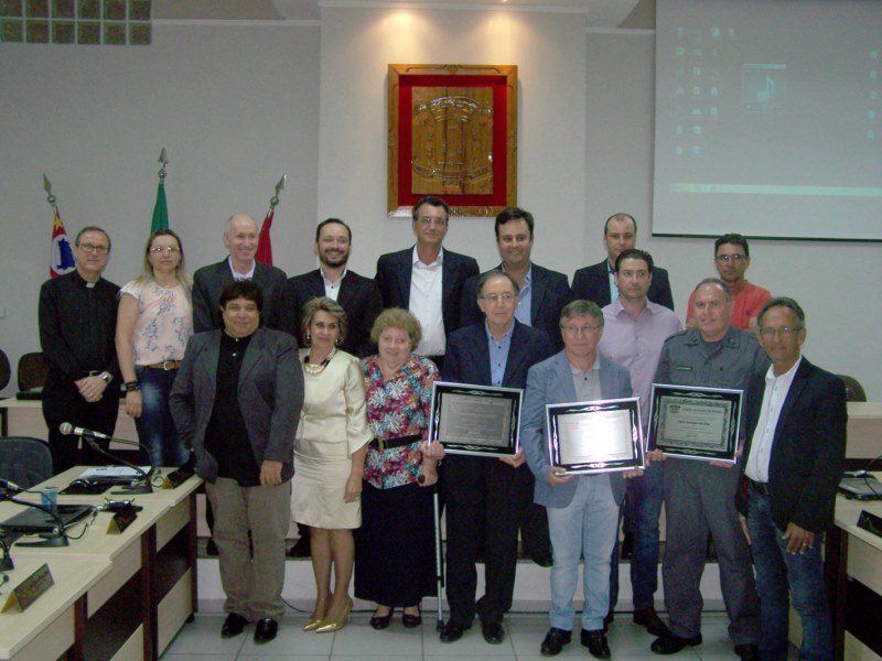 Câmara entrega títulos de cidadania em sessão solene.
