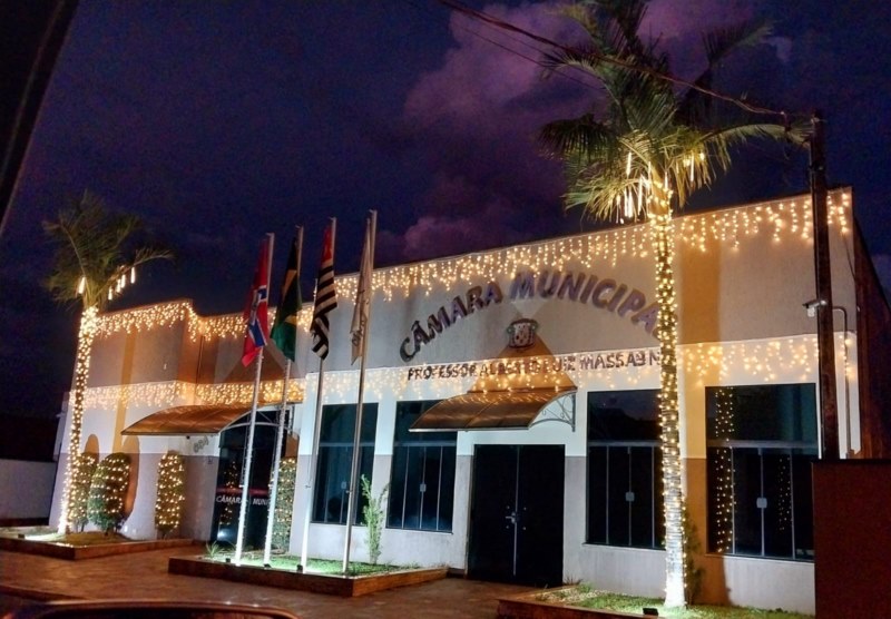 Câmara ganha ornamentação especial para celebrar o Natal.