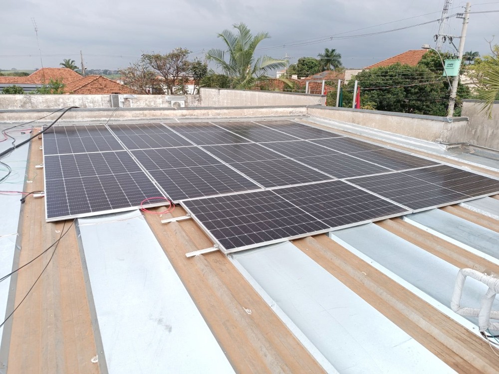 Câmara de Pirangi instala sistema de energia solar.