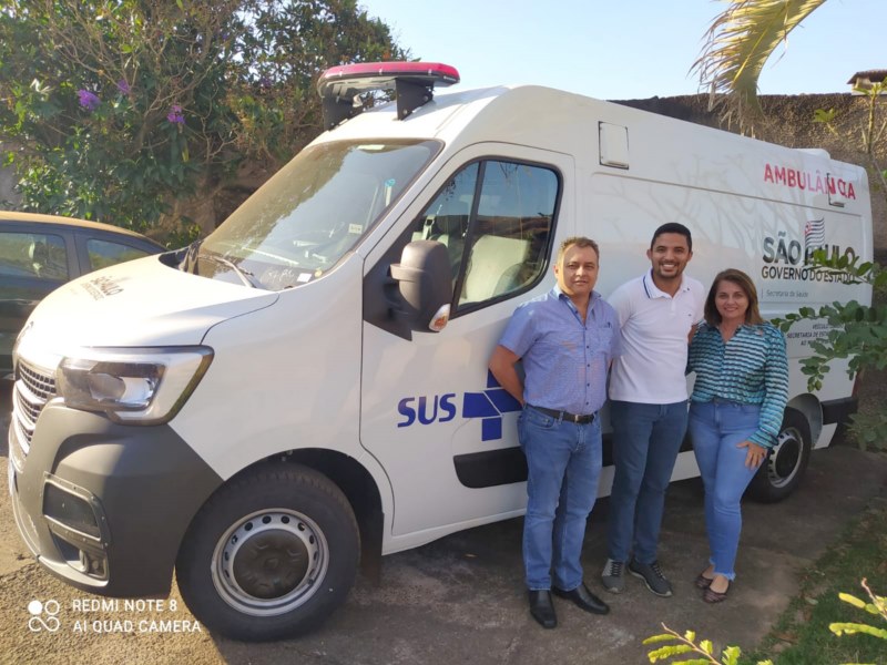 Vereadores celebram aquisição de ambulância.