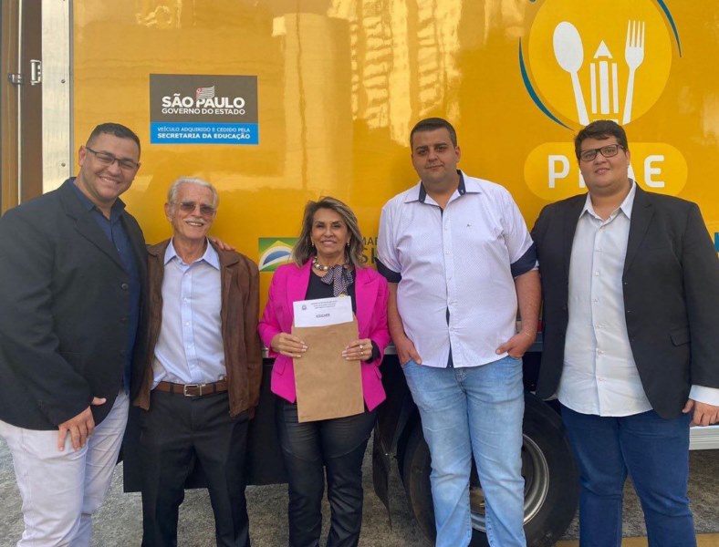 Vereadores acompanham entrega de caminhão frigorífico para Pirangi.